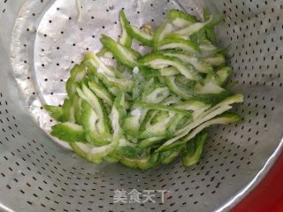猪肉炒苦瓜的做法步骤：2