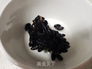 黑豆藜麦莲子米粥的做法步骤：2