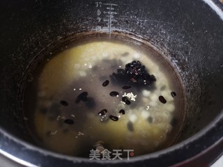 黑豆藜麦莲子米粥的做法步骤：3