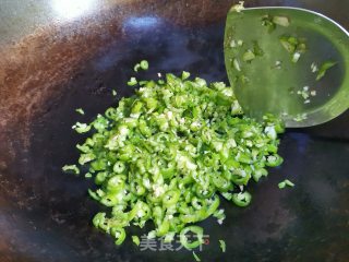青辣椒炒蛋的做法步骤：1