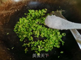 青辣椒炒蛋的做法步骤：2