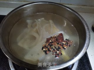 毛豆炒肉皮的做法步骤：1