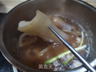 毛豆炒肉皮的做法步骤：2