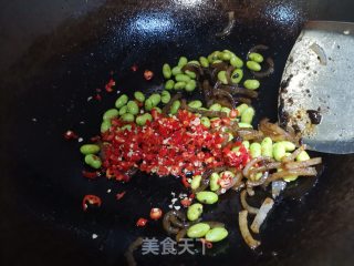 毛豆炒肉皮的做法步骤：6