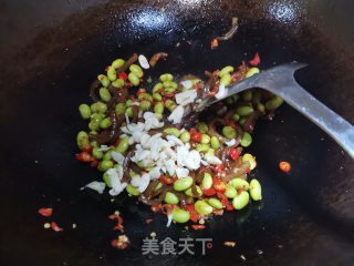 毛豆炒肉皮的做法步骤：7