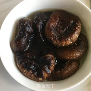 土豆烧鸡腿的做法步骤：1