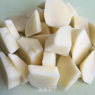 土豆烧鸡腿的做法步骤：3