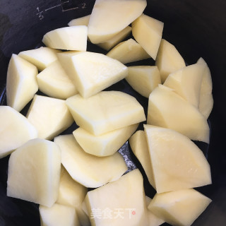 土豆烧鸡腿的做法步骤：4
