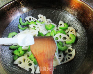 苦瓜炒莲藕的做法步骤：8