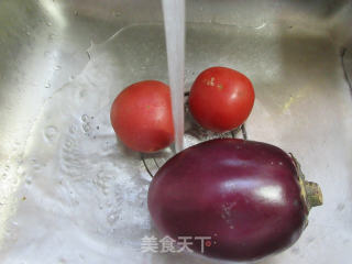 番茄炖圆茄子的做法步骤：2