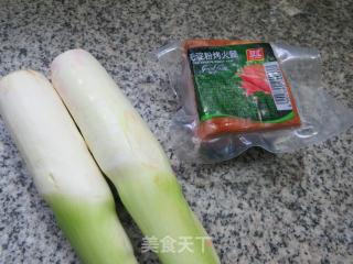 茭白炒烤火腿的做法步骤：1