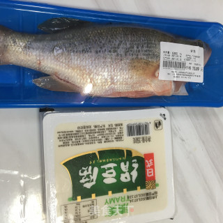 豆腐炖鲈鱼的做法步骤：1