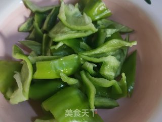 青椒黄瓜炒鸡蛋的做法步骤：1