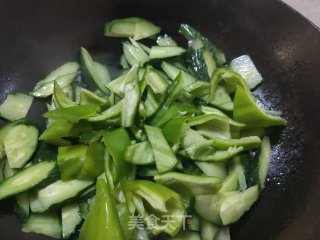 青椒黄瓜炒鸡蛋的做法步骤：7