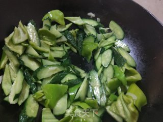 青椒黄瓜炒鸡蛋的做法步骤：8