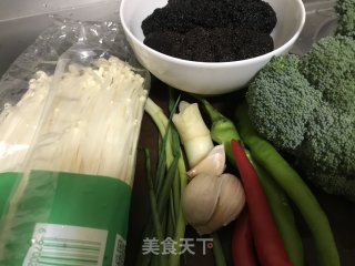 清凉消暑：西兰花金针菇拌海参的做法步骤：1