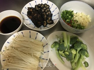 清凉消暑：西兰花金针菇拌海参的做法步骤：2