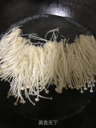 清凉消暑：西兰花金针菇拌海参的做法步骤：3