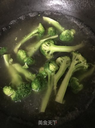 清凉消暑：西兰花金针菇拌海参的做法步骤：5