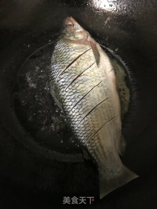 清凉消暑：荷包蛋煮鱼汤的做法步骤：4