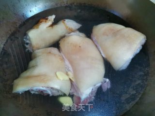 卤猪蹄的做法步骤：1