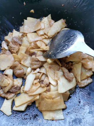 五花肉炒竹笋的做法步骤：8