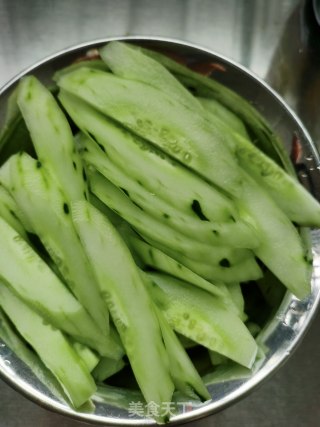 蚝油炒青瓜的做法步骤：2