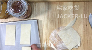 手抓饼果酱派，制作方法超级简单，吃起来脆脆甜甜哒，超级好吃。的做法步骤：1