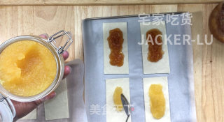 手抓饼果酱派，制作方法超级简单，吃起来脆脆甜甜哒，超级好吃。的做法步骤：2
