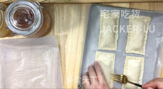 手抓饼果酱派，制作方法超级简单，吃起来脆脆甜甜哒，超级好吃。的做法步骤：3