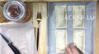 手抓饼果酱派，制作方法超级简单，吃起来脆脆甜甜哒，超级好吃。的做法步骤：4