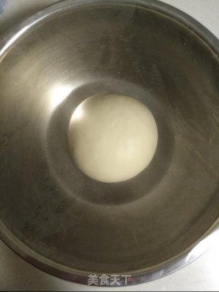 黑椒香肠披萨的做法步骤：1
