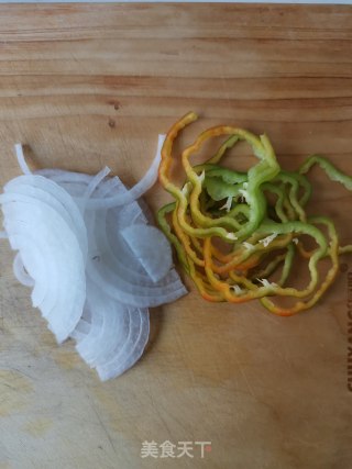 黑椒香肠披萨的做法步骤：3