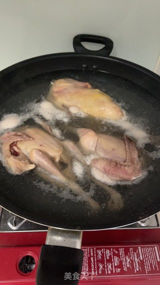 虫草木耳鸽子汤的做法步骤：1