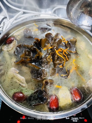 虫草木耳鸽子汤的做法步骤：6