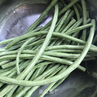 凉拌蒜蓉豇豆的做法步骤：1