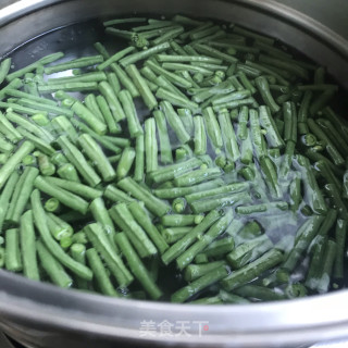 凉拌蒜蓉豇豆的做法步骤：3