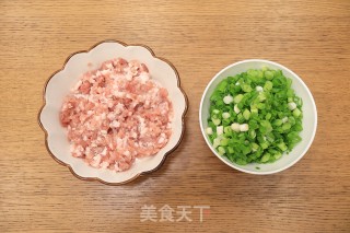 猪肉大虾锅贴的做法步骤：7
