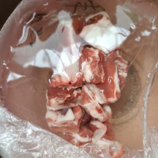 茭白冻豆腐烧排骨的做法步骤：1