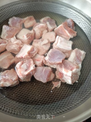 茭白冻豆腐烧排骨的做法步骤：2