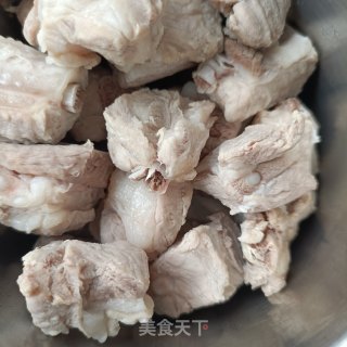茭白冻豆腐烧排骨的做法步骤：4