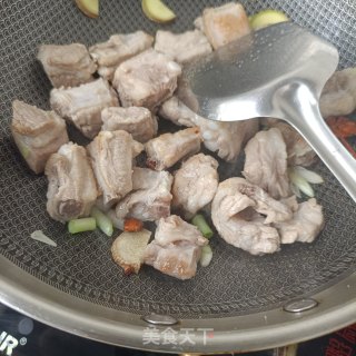 茭白冻豆腐烧排骨的做法步骤：11