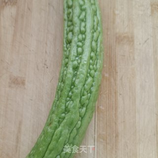 杭椒苦瓜炒鸡蛋的做法步骤：1