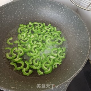 杭椒苦瓜炒鸡蛋的做法步骤：7