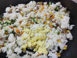 什锦炒饭的做法步骤：11