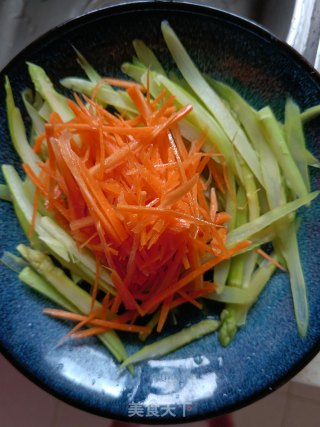 芦笋拌胡萝卜的做法步骤：5