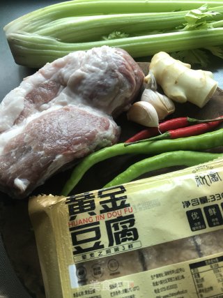 黄金豆腐炒西芹的做法步骤：1