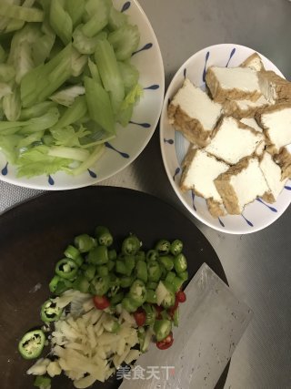 黄金豆腐炒西芹的做法步骤：3