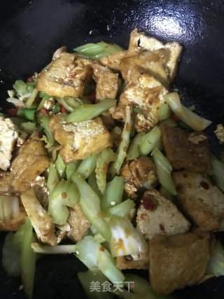 黄金豆腐炒西芹的做法步骤：9
