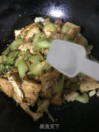 黄金豆腐炒西芹的做法步骤：11